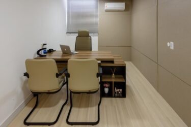 Escritório executivo para alugar em Aracaju no Portal Escritório Virtual. Ambiente com cadeira de escritório, mesa, ar condicionado, livros e decoração.